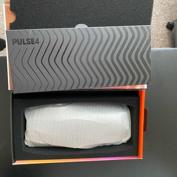 (New) JBL Pulse 4 Portable Speaker - Picture 2 of 11